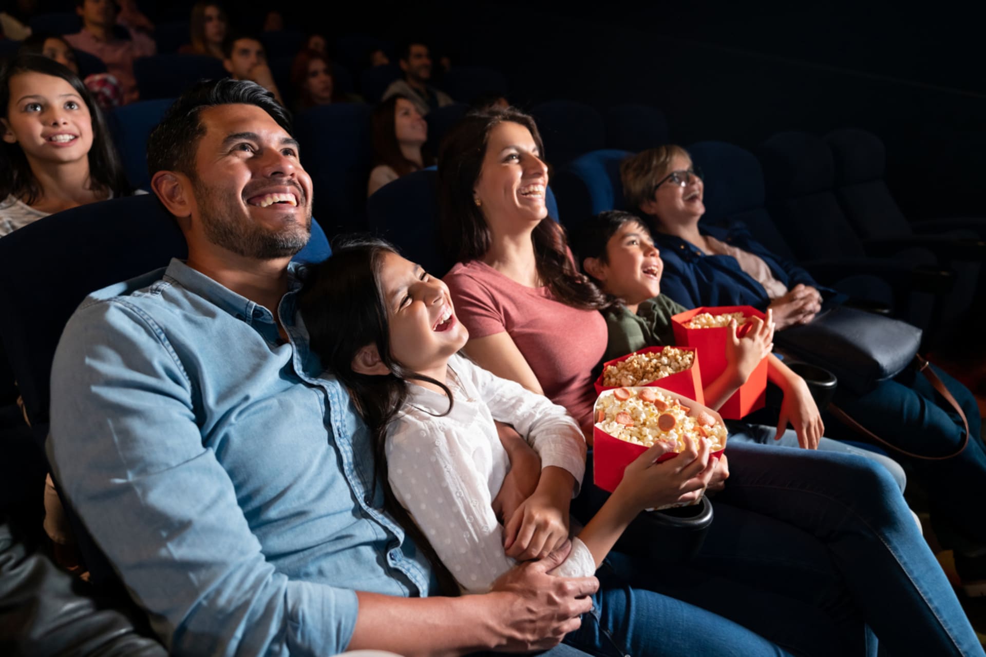 Popcorn v kině také někdo nedokáže oželit. Zvolte aspoň menší porci. Rozdíly v cenách jednotlivých velikostí jsou bohužel nastavené tak, aby na nás měly psychologický vliv.