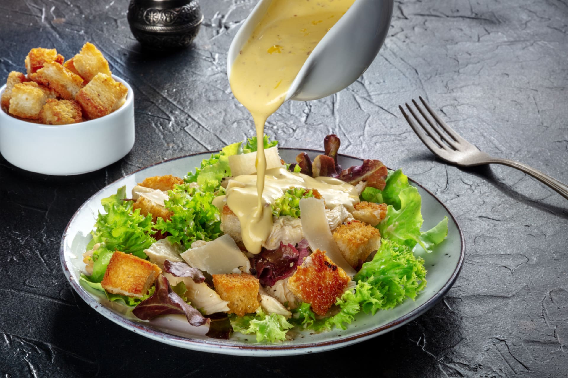 Dresink a krutony nebo smažené kousky masa či sýra dokážou ze zeleninového salátu udělat kalorickou bombu.
