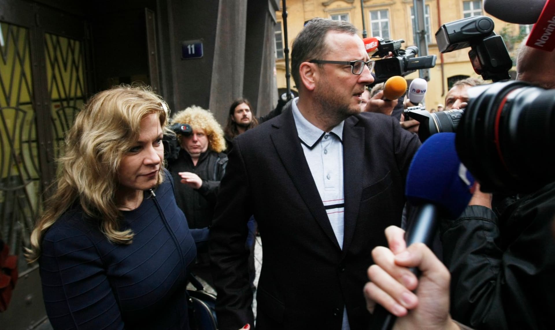 Petr Nečas a Jana Nagyová odcházejí z policejního výslechu, 20. 9. 2013