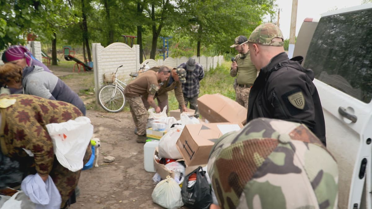 Do zatopené vesnice na Ukrajině dorazila pomoc až po týdnu.