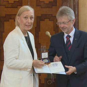 Martina Navrátilová převzala stříbrnou medaili předsedy Senátu.
