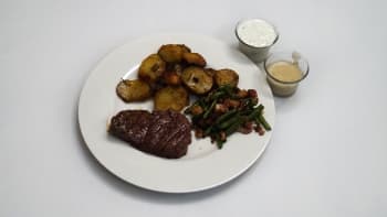Prostřeno: Hovězí steak z pravé svíčkové, pepřová omáčka, fazolové lusky se slaninou, pečené brambory se špekem z mangalice s bylinkovým dipem