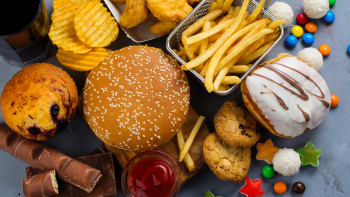 Neviditelná hrozba na talíři: Rizika skrytá v oblíbených jídlech z fast foodů