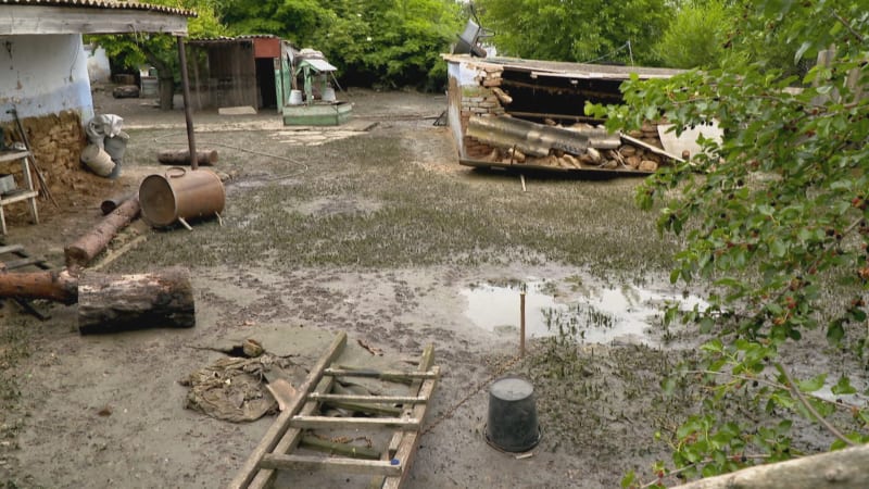 Do zatopené vesnice na Ukrajině dorazila pomoc až po týdnu.