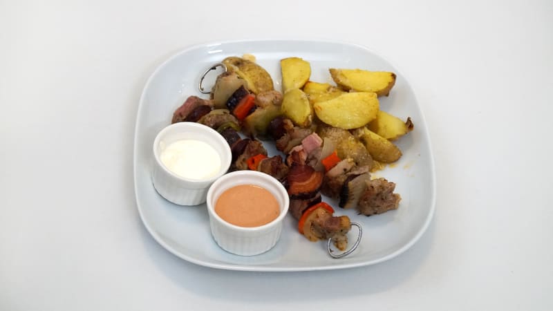 Moravský špíz, parmezánové brambory a dip