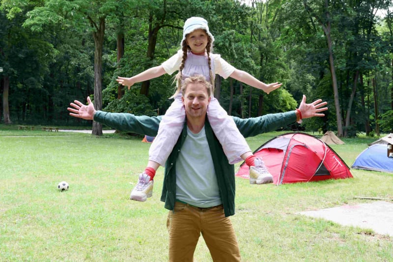 V seriálu Zalez do spacáku hraje Tomáš Klus s dcerou Josefínou.