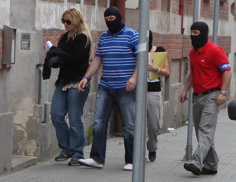Policisté přivádějí 14. června 2013 zadrženou nejbližší spolupracovnici premiéra Petra Nečase Janu Nagyovou na policejní služebnu v ostravské Masné ulici