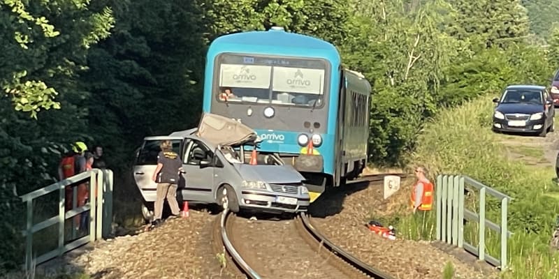 Řidič s dítětem v autě vjel v Děčíně na přejezd.