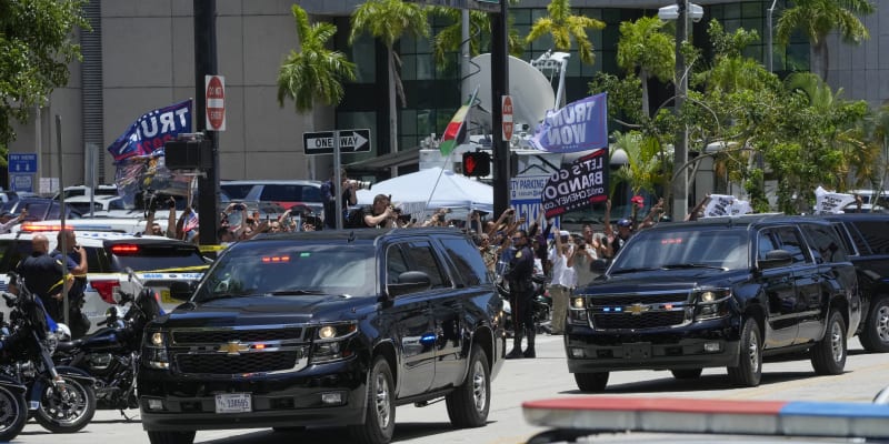 Kolona s Donaldem Trumpem dorazila k budově v soudu v Miami.