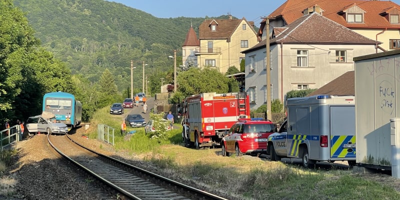 Řidič s dítětem v autě vjel v Děčíně na přejezd.