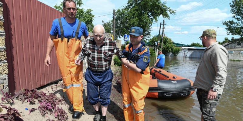 Exploze Kachovské přehrady vedla k zaplavení ukrajinských obcí na jihu včetně města Cherson.