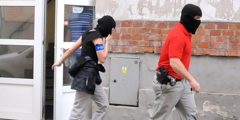 Policisté, kteří přivezli 14. června 2013 zadrženou nejbližší spolupracovnici premiéra Petra Nečase Janu Nagyovou na policejní služebnu v ostravské Masné ulici, vycházejí z budovy.