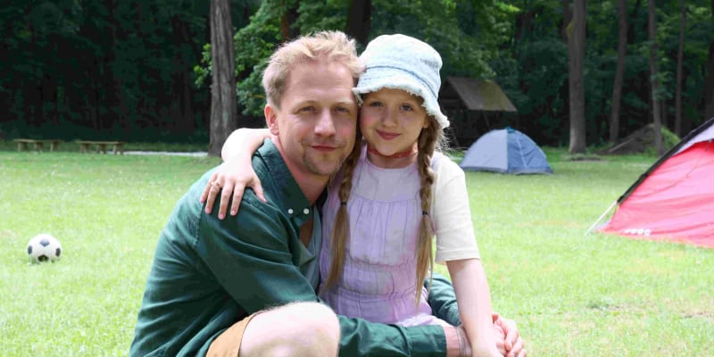 Tomáš Klus v seriálu Zalez do spacáku hraje se svou dcerou Josefínou.