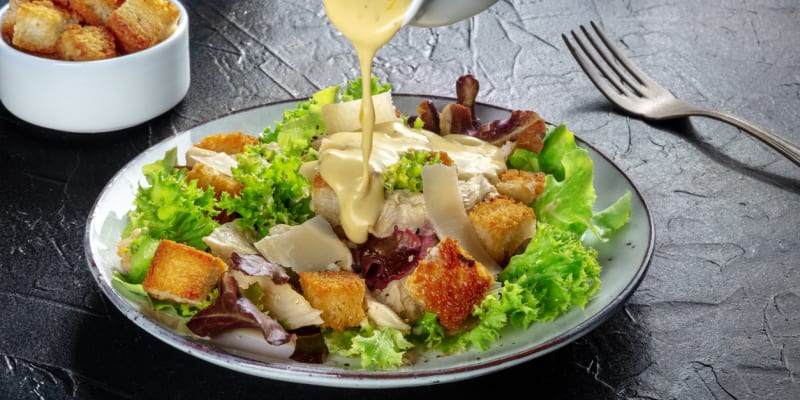 Dresink a krutony nebo smažené kousky masa či sýra dokážou ze zeleninového salátu udělat kalorickou bombu.