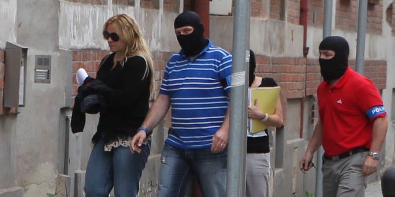 Policisté přivádějí 14. června 2013 zadrženou nejbližší spolupracovnici premiéra Petra Nečase Janu Nagyovou na policejní služebnu v ostravské Masné ulici