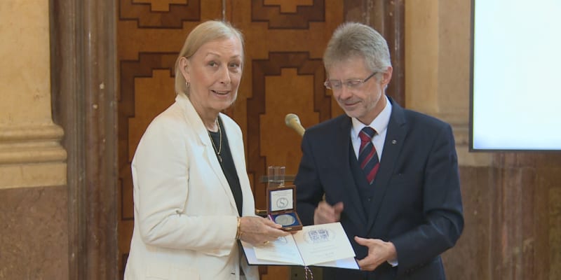 Martina Navrátilová převzala stříbrnou medaili předsedy Senátu.