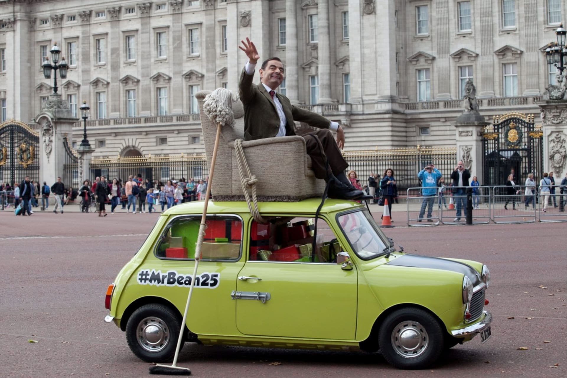 Také klasické vozy Mini, které Mr. Bean tolik proslavil, už jsou dnes přestavovány na elektřinu.