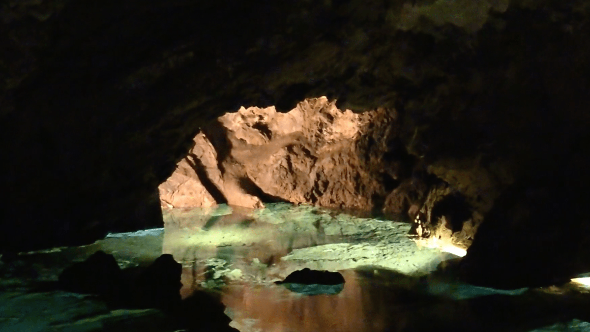 Jezero v Bozkovské jeskyni, jehož hladinu po objevení uměle snížili o sedm metrů.