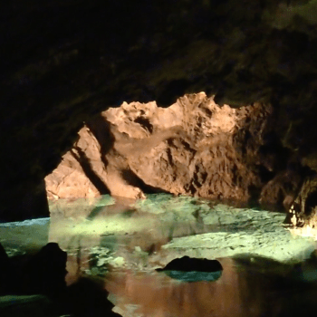 Jezero v Bozkovské jeskyni, jehož hladinu po objevení uměle snížili o 7 metrů.
