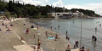 Zápach fekálií zamořil oblíbenou pláž ve Splitu. Splašky tu tečou rovnou do moře, zuří lidé