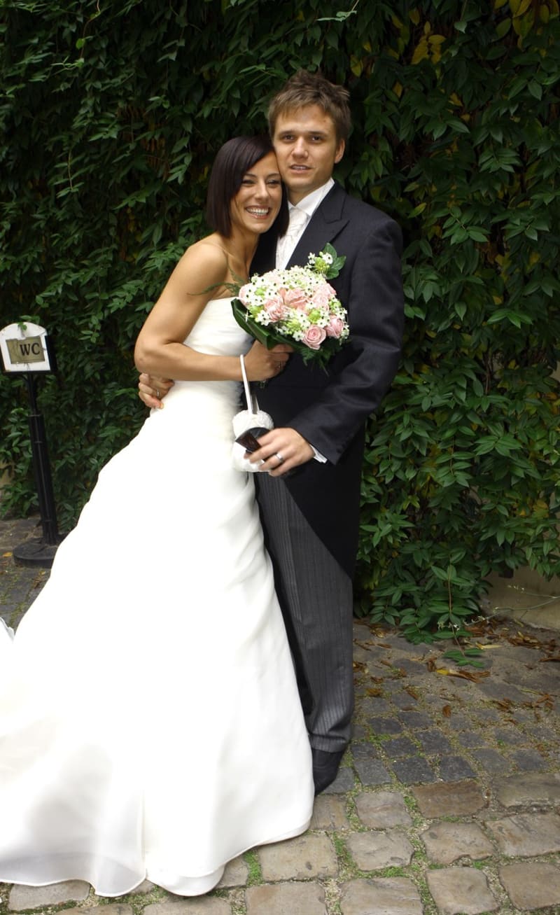 Poprvé se Brzobohatý oženil v roce 2008. Vzal si svou dlouholetou přítelkyni a televizní producentku Johanu Indrákovou.
