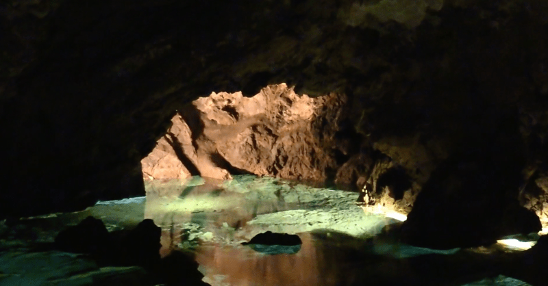 Jezero v Bozkovské jeskyni, jehož hladinu po objevení uměle snížili o sedm metrů.