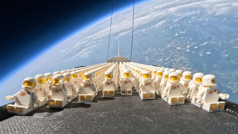 Český vesmírný architekt poslal Lego do vesmíru. Domy na Měsíci prý upečeme z měsíčního prachu