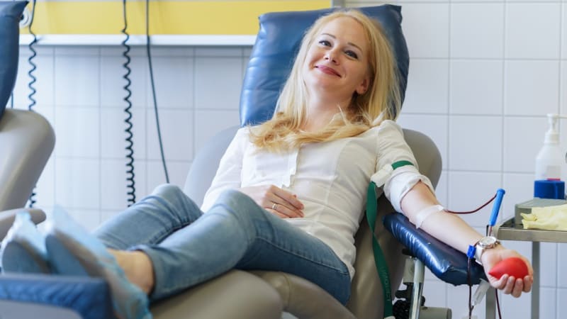 Přemýšlíte o darování krve? Kromě jednorázové částky můžete získat i další benefity