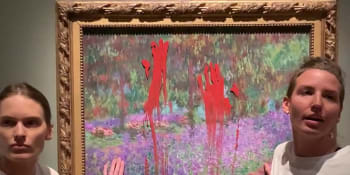 Útok na Monetův obraz za miliardy. Aktivistky potřísnily plátno rudou, pak se k němu přilepily