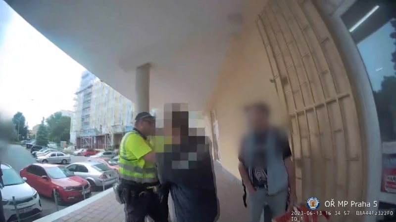 Policisté v Praze se zabývají případem muže, který měl ve čtvrti Barrandov fyzicky obtěžovat děti.