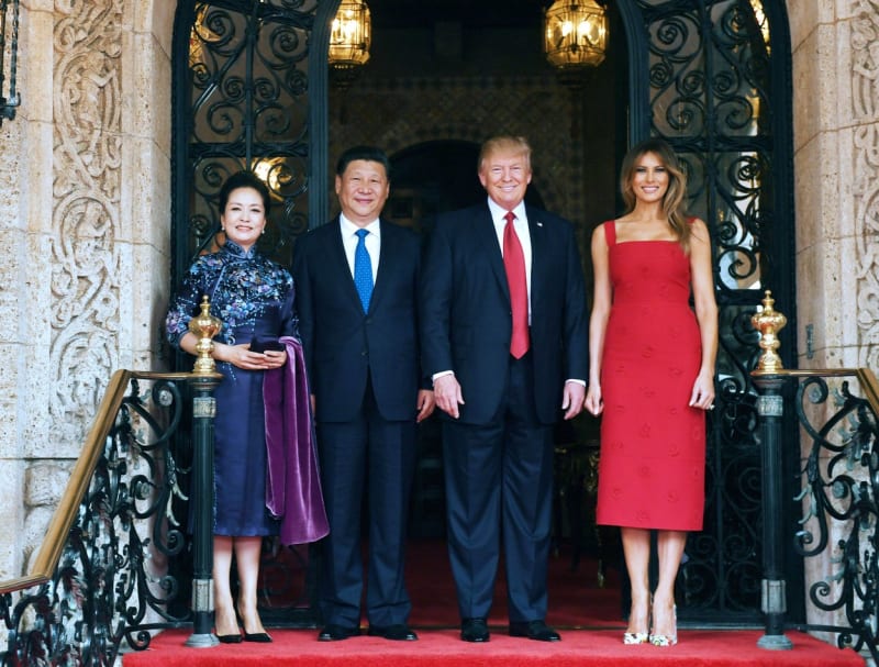 Pcheng Li-jüan s manželem na státní návštěvě USA v roce 2017 po boku tehdejšího prezidenta Trumpa s manželkou Melanií.