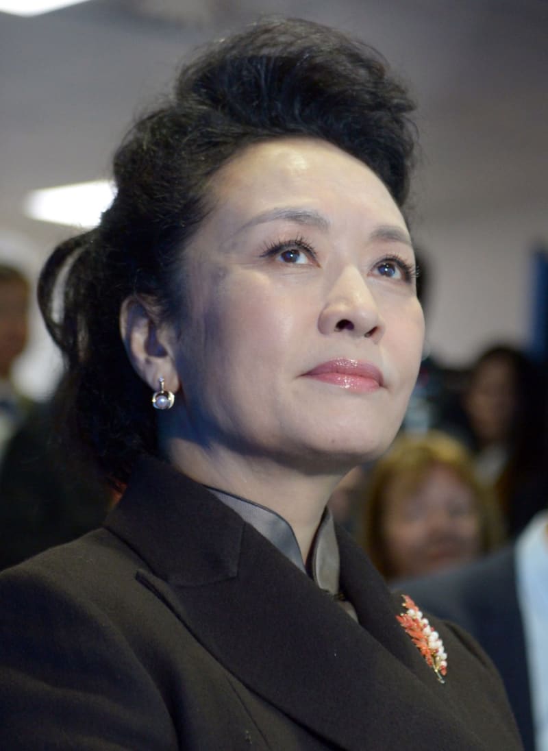 Čínský prezident v poslední dekádě pravidelně využívá popularitu své první dámy k propagaci svého režimu.