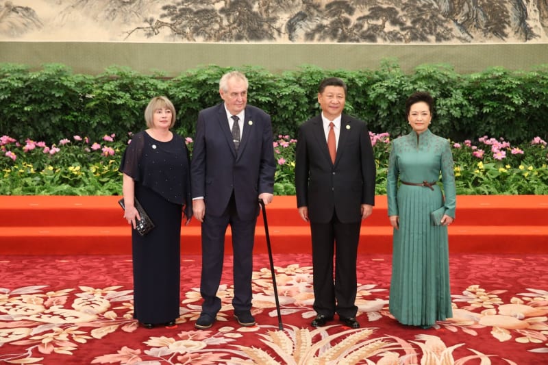 Čínský prezidentský pár po boku bývalého českého prezidenta Miloše Zemana a jeho manželky Ivany (2017).