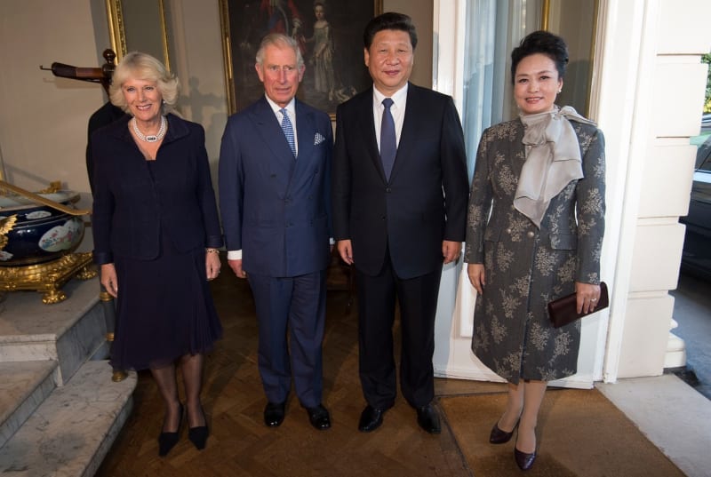 Pcheng Li-jüan manžela zpravidla doprovází i na důležité státní návštěvy. Zde po boku tehdy ještě prince Charlese a Camilly (2015).