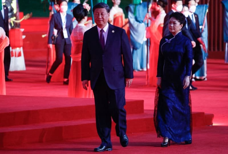 Zahraniční média opakovaně spekulovala nad tím, že čínský prezidentský pár žije většinu času separovaně a jako rodina spolu netráví prakticky žádný čas.