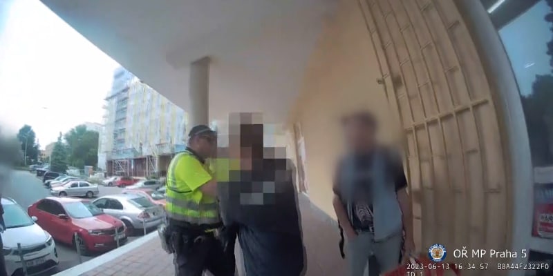Policisté v Praze se zabývají případem muže, který měl ve čtvrti Barrandov fyzicky obtěžovat děti.
