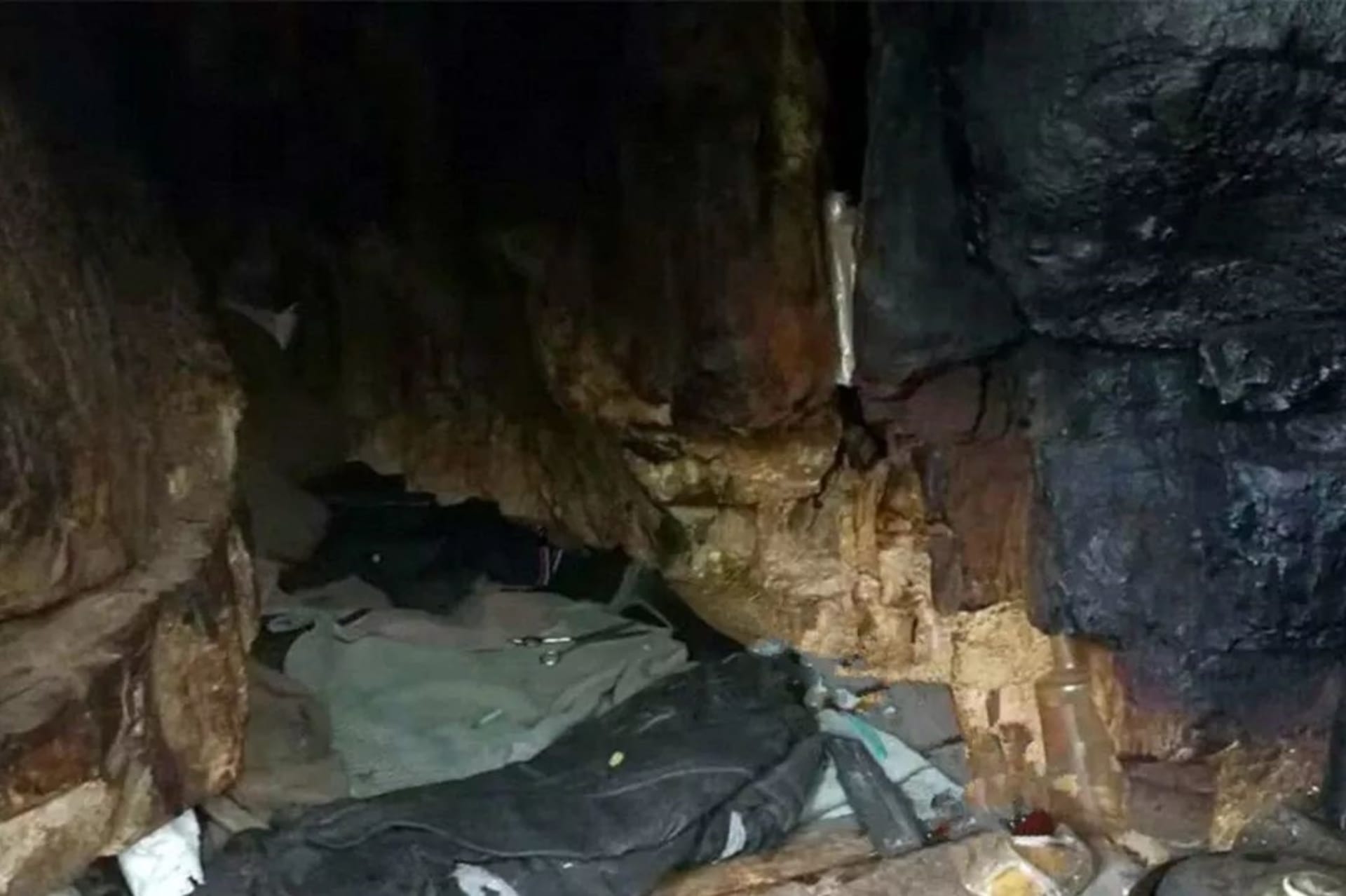 Jeskyně, ve které uprchlík dlouhá léta žil o samotě