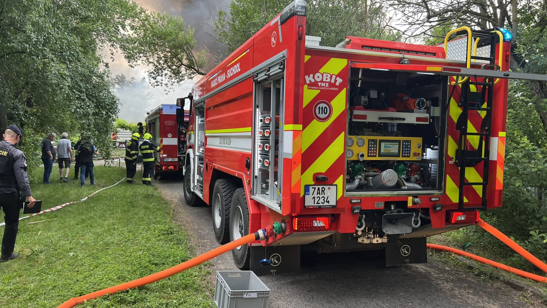 Pražští hasiči zasahují u rozsáhlého požáru střelnice v Sedleci.
