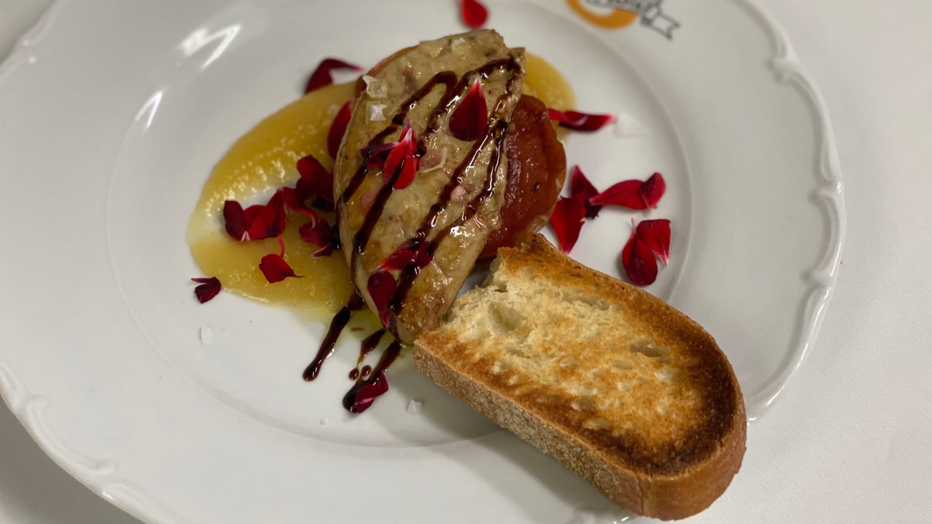 Husí játra foie gras s marinovanými jablíčky a jablečným pyré