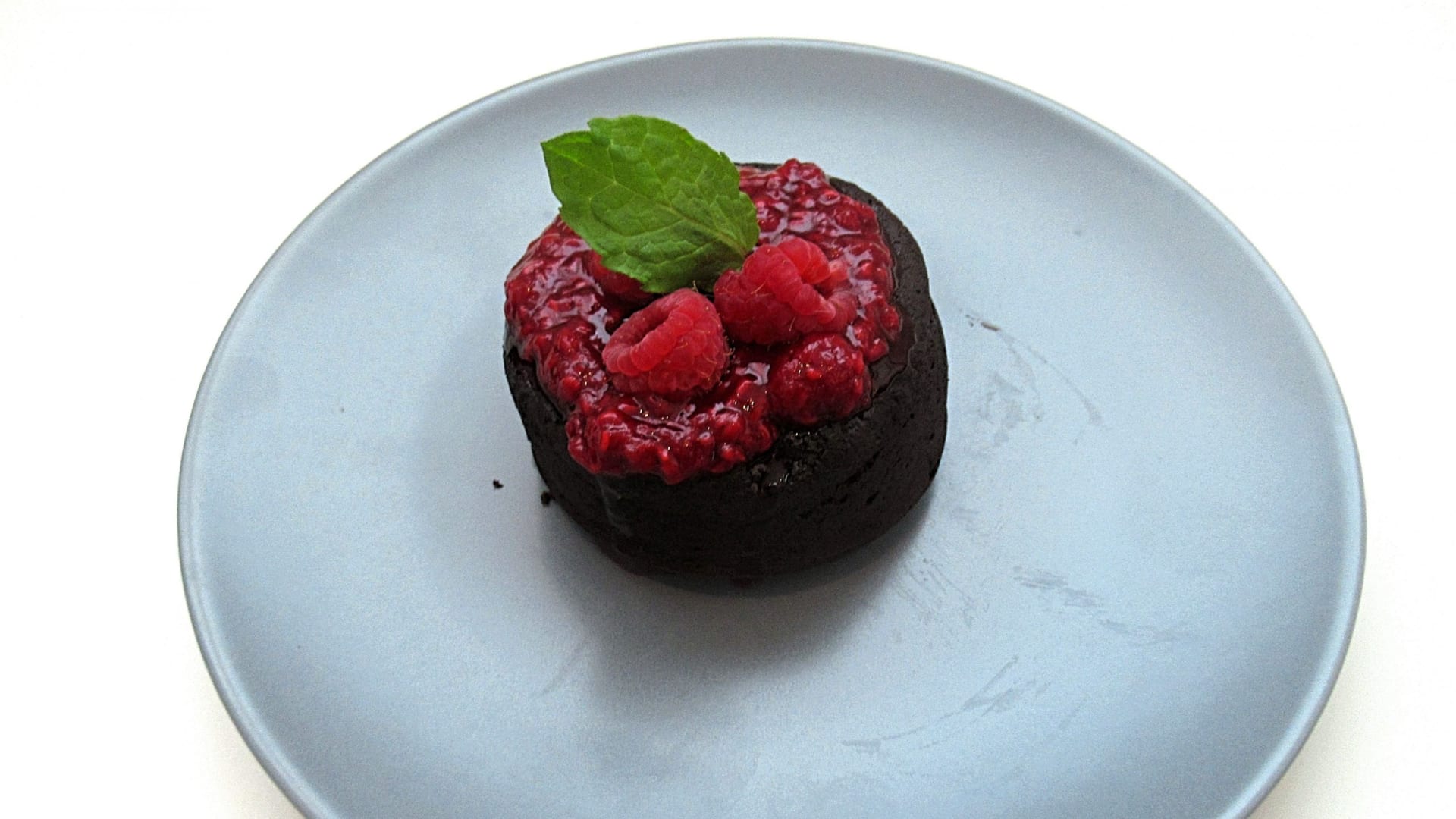 Lava cake s ovocným přelivem