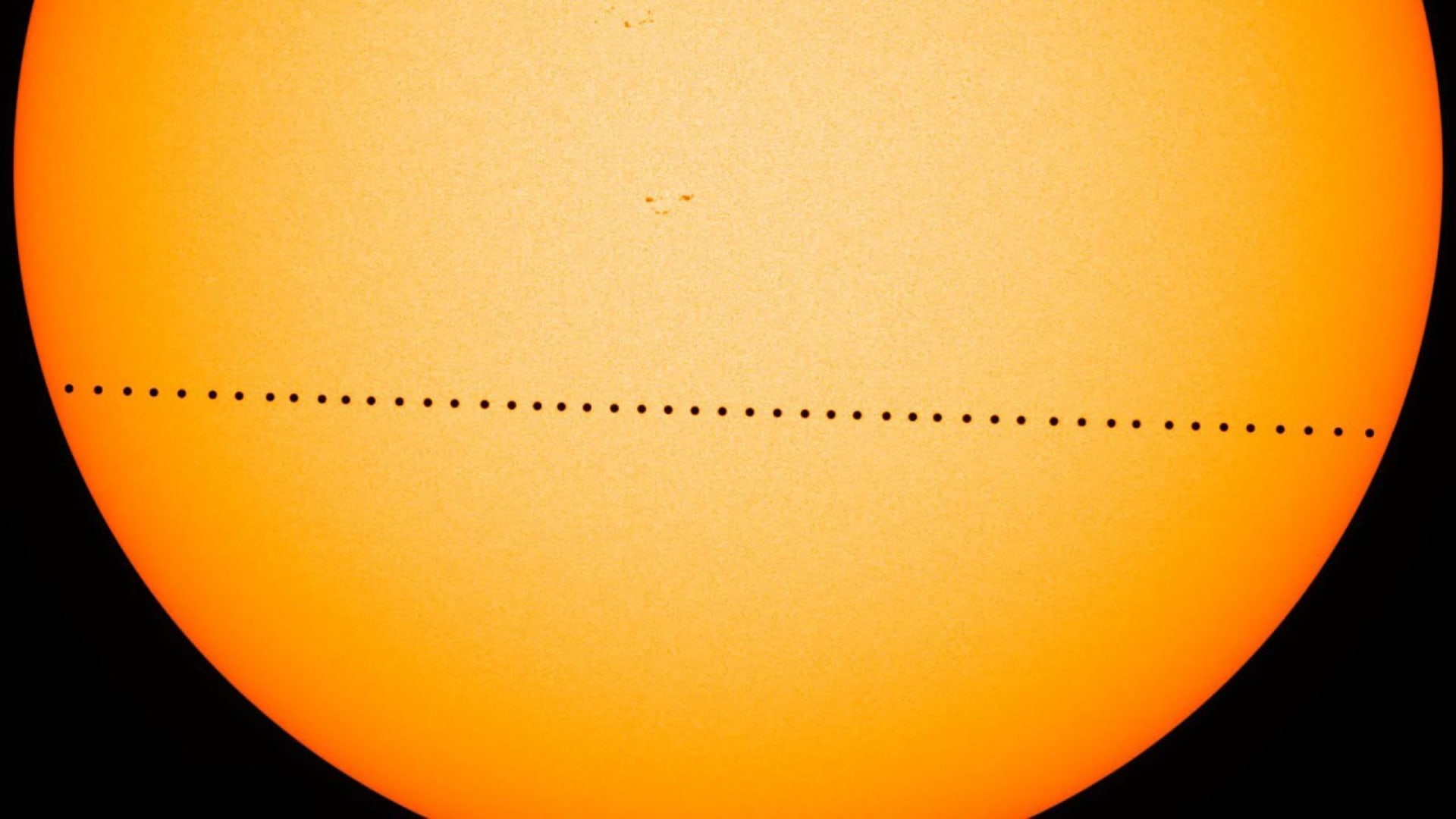 Merkur přejde přes Slunce
