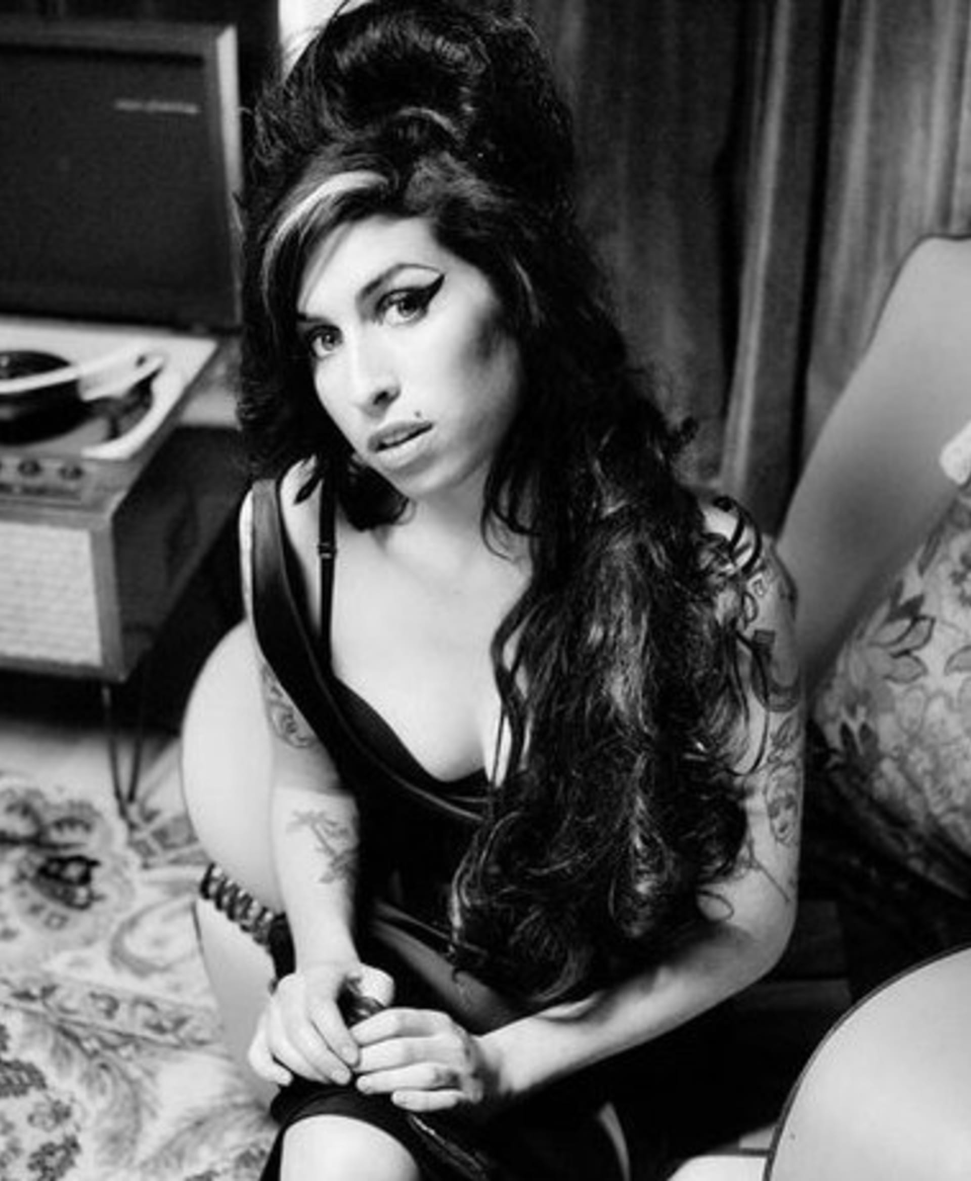 Krásná Amy Winehouse se i po smrti nedočká klidu