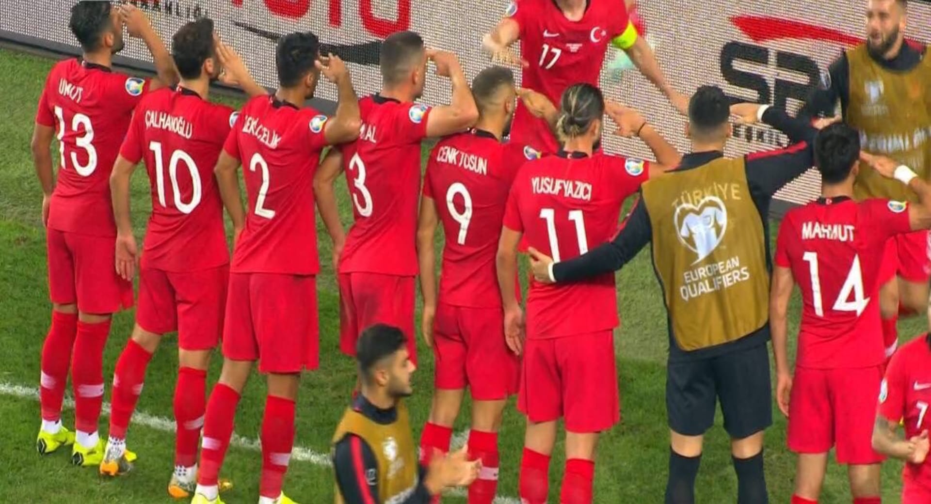 Salutující turečtí fotbalisté při kvalifikačním zápase s Albánií