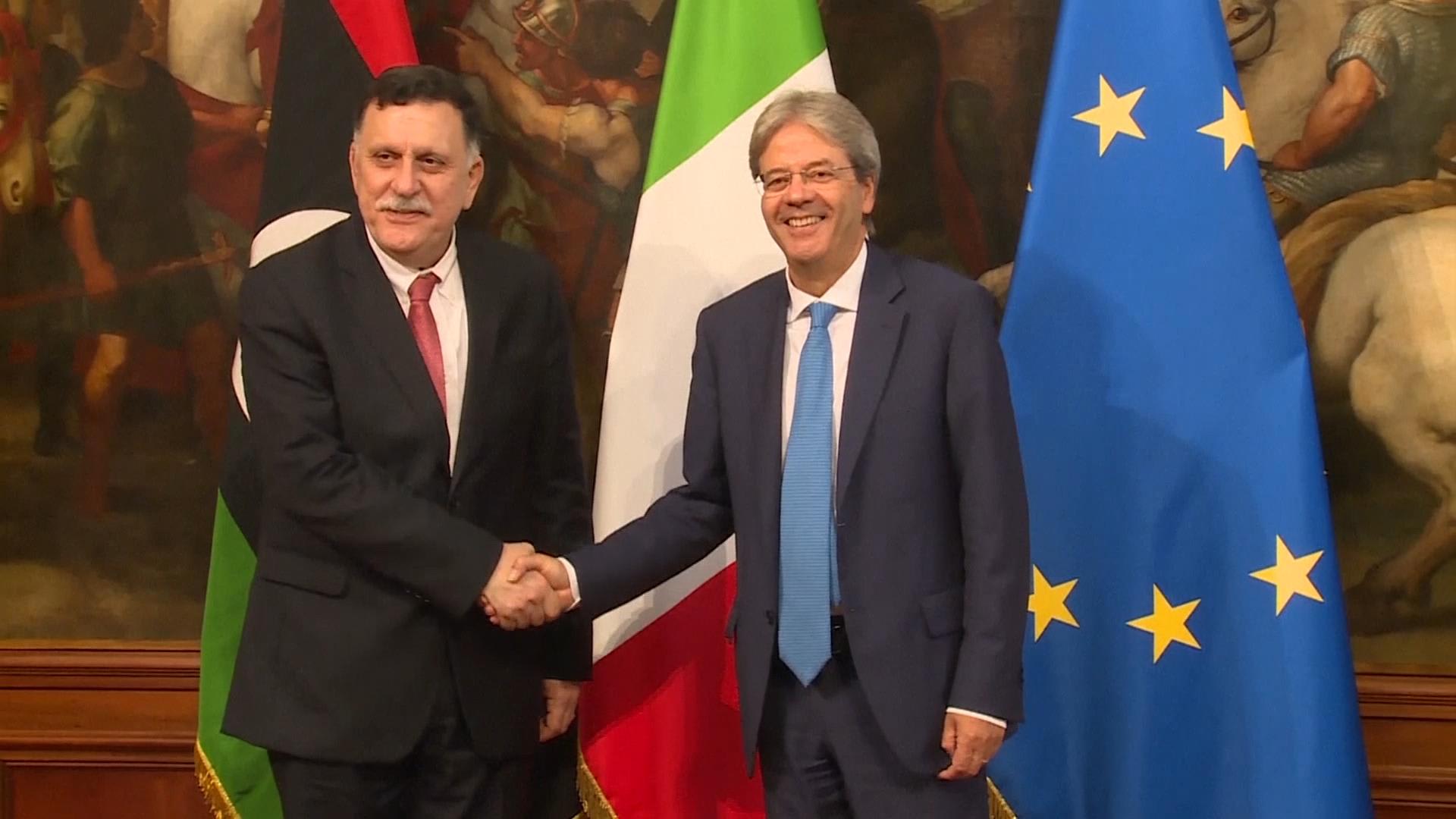 Libyjský premiér Fajíz Sarrádž (vlevo) a italský premiér Paolo Gentiloni (vpravo)