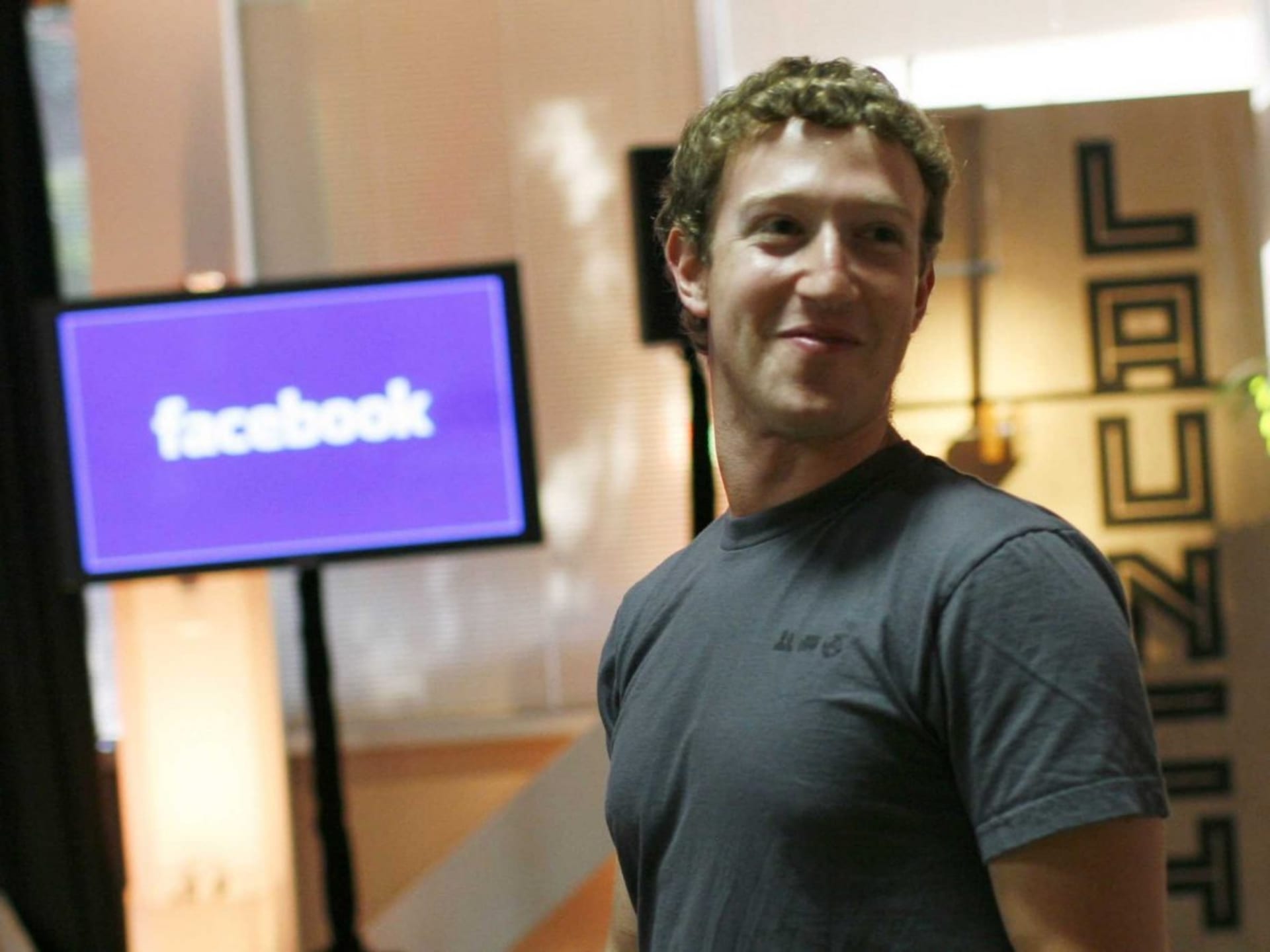 Napadlo vás někdy, proč je Facebook modrý? My to víme. Mark Zuckerberg trpí červeno-zelenou slepotou. Modrou rozeznává dobře ve všech odstínech