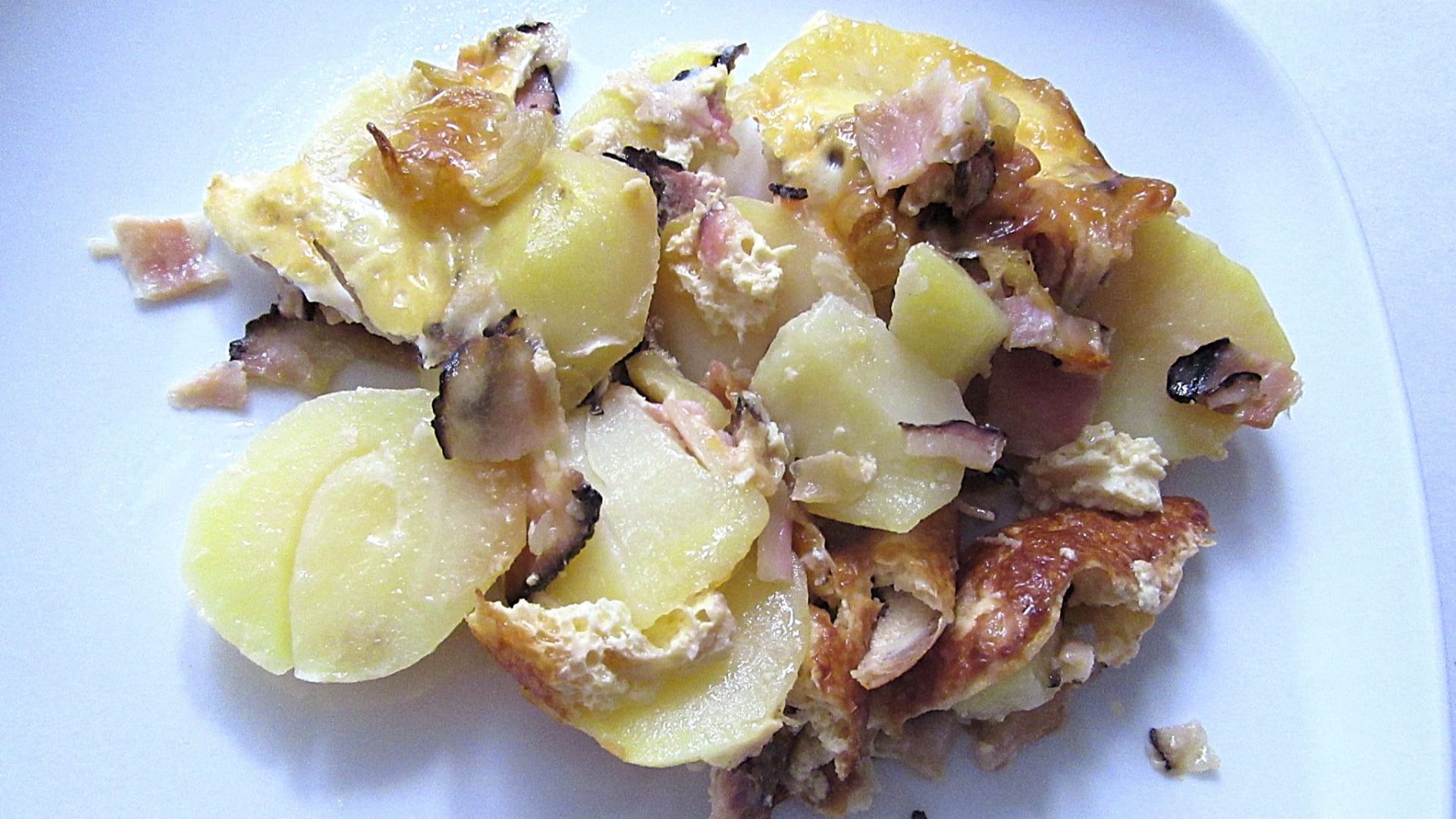 Zapékané brambory se slaninou a sýrem