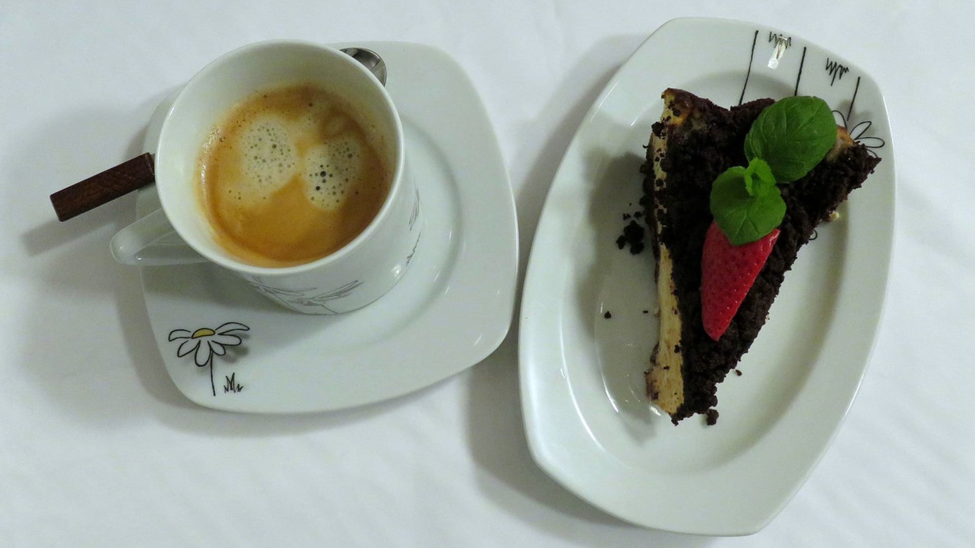 Tvarohový dort s kakaovou posypkou a káva