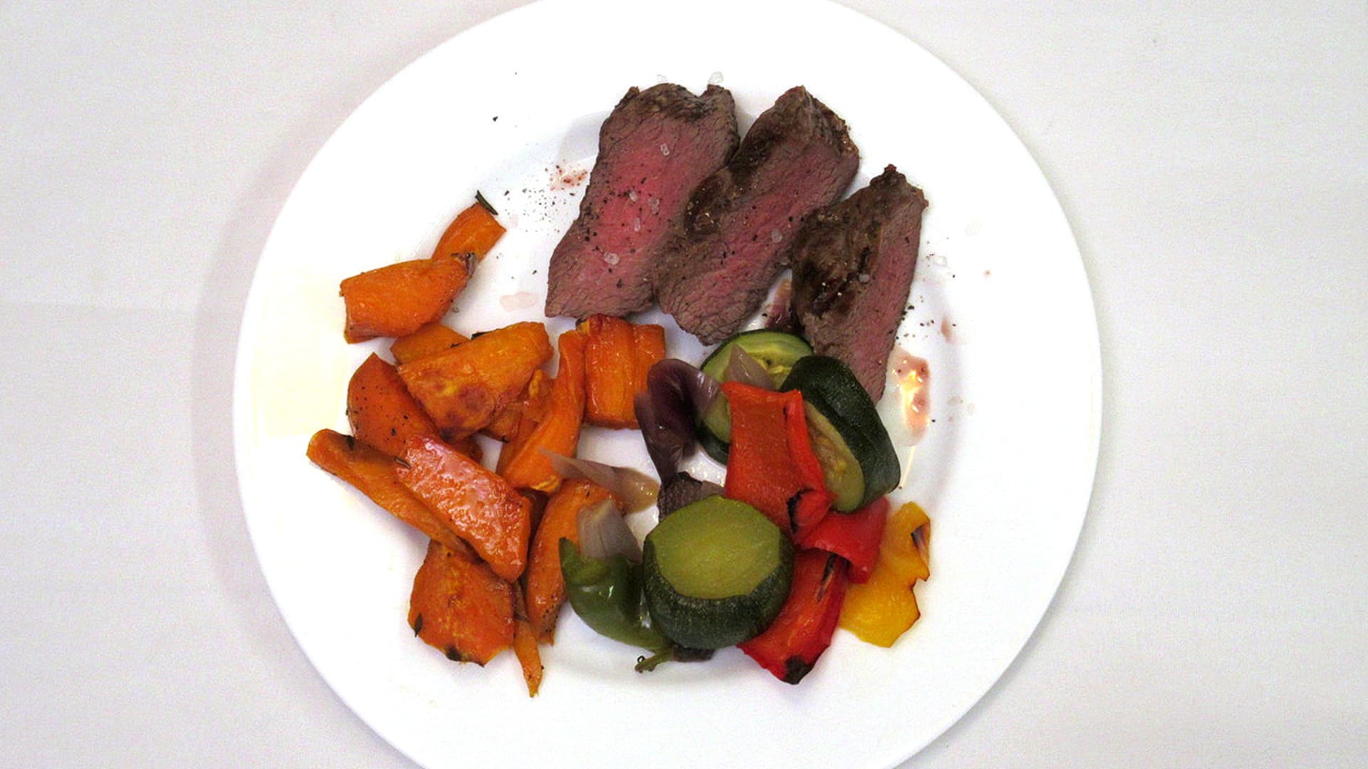 Pštrosí steak s grilovanou zeleninou, batátové hranolky, dva druhy omáček