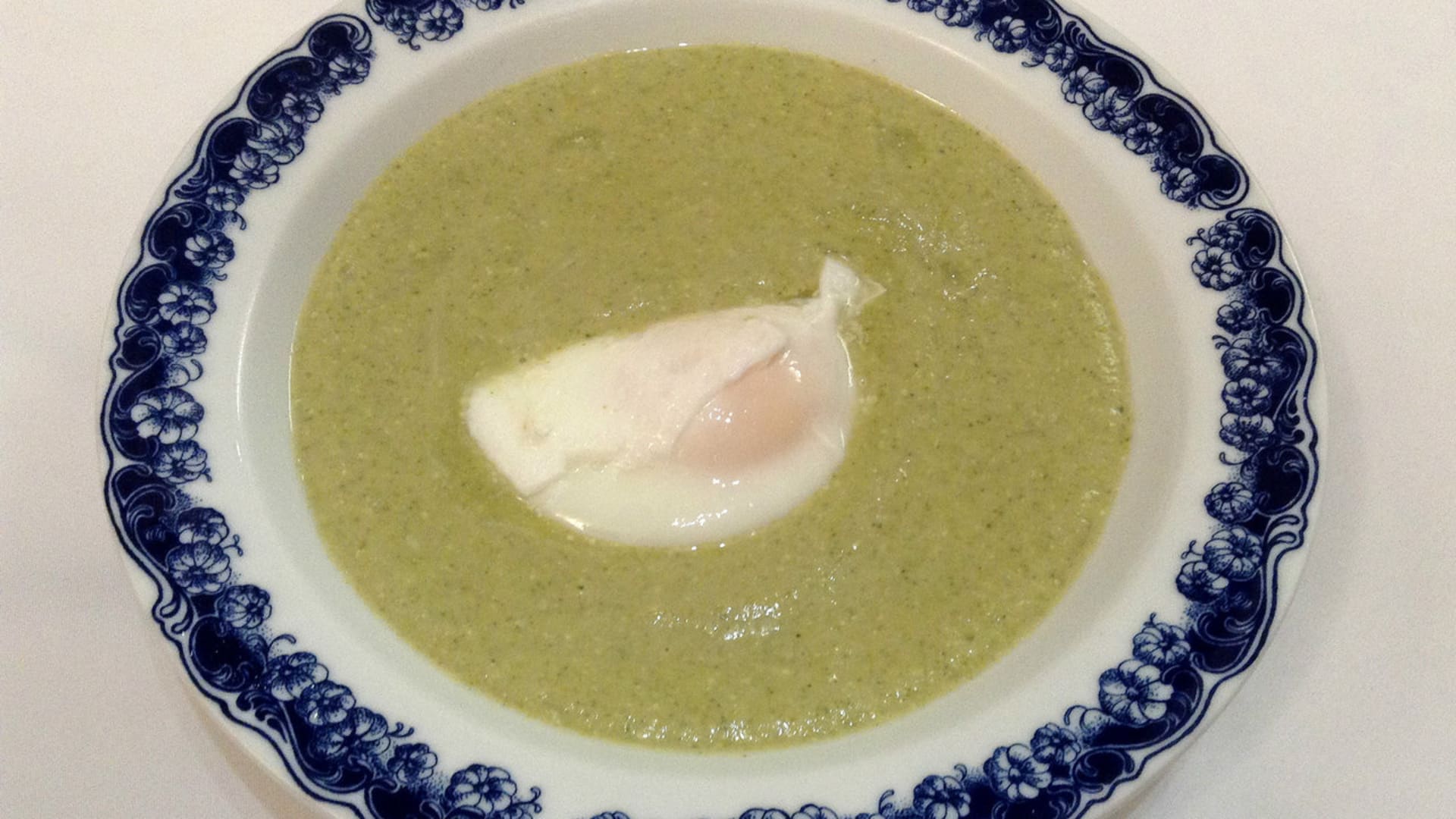 Brokolicová polévka se zastřeným vejcem