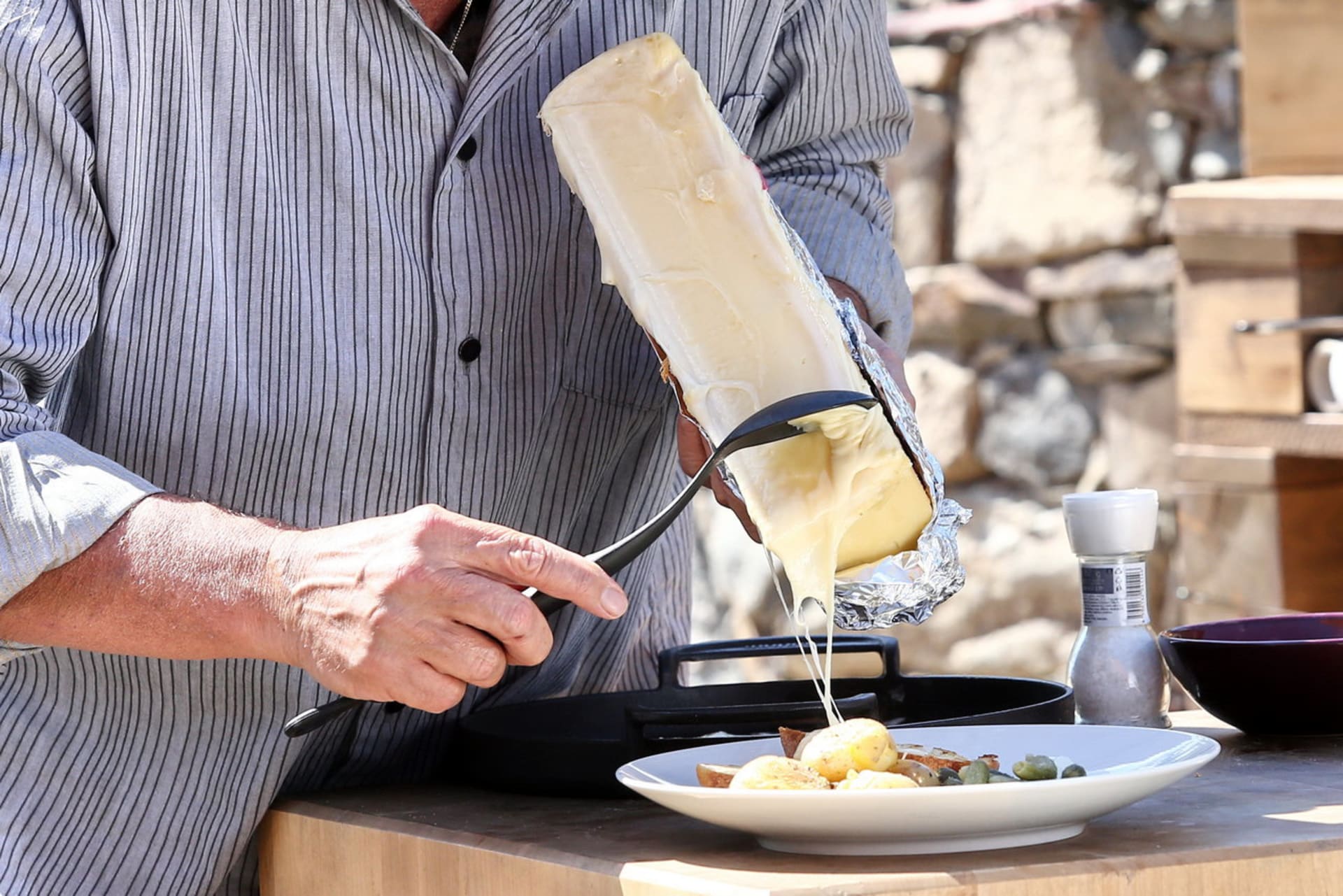 Roztavený sýr  raclette se podává na pečivu.